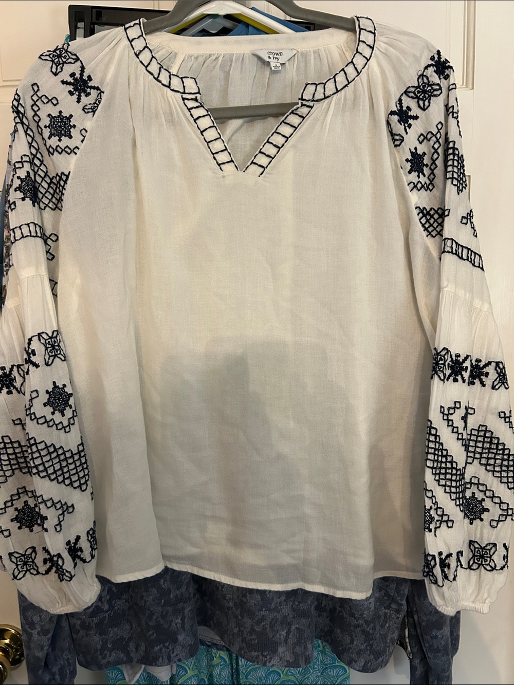 crown & ivy White Peasant Tunic with Navy Embroidery Ladiesβ Size Small EUC